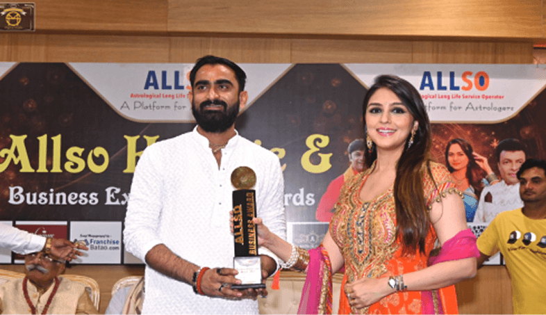 Kamlesh Pandya receiving an award